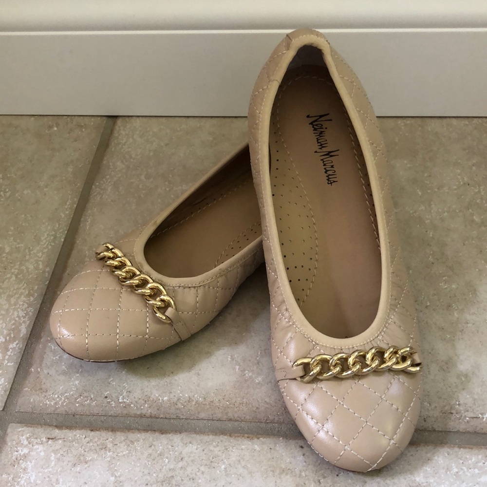 Chic quilted leather beige flats with chain detail. Size 8 1/2 M Neiman Marcus.